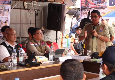 Kepala Badan Nasional Penanggulangan Bencana (BNPB), Letjen TNI Dr. Suharyanto, dalam memberikan keterangan ketika konferensi pers di area banjir bandang Kabupaten Solok, Kamis (24/9/2026). (Foto: BNPB Pusat)