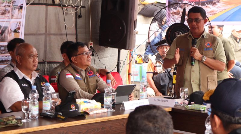 Kepala Badan Nasional Penanggulangan Bencana (BNPB), Letjen TNI Dr. Suharyanto, dalam memberikan keterangan ketika konferensi pers di area banjir bandang Kabupaten Solok, Kamis (24/9/2026). (Foto: BNPB Pusat)