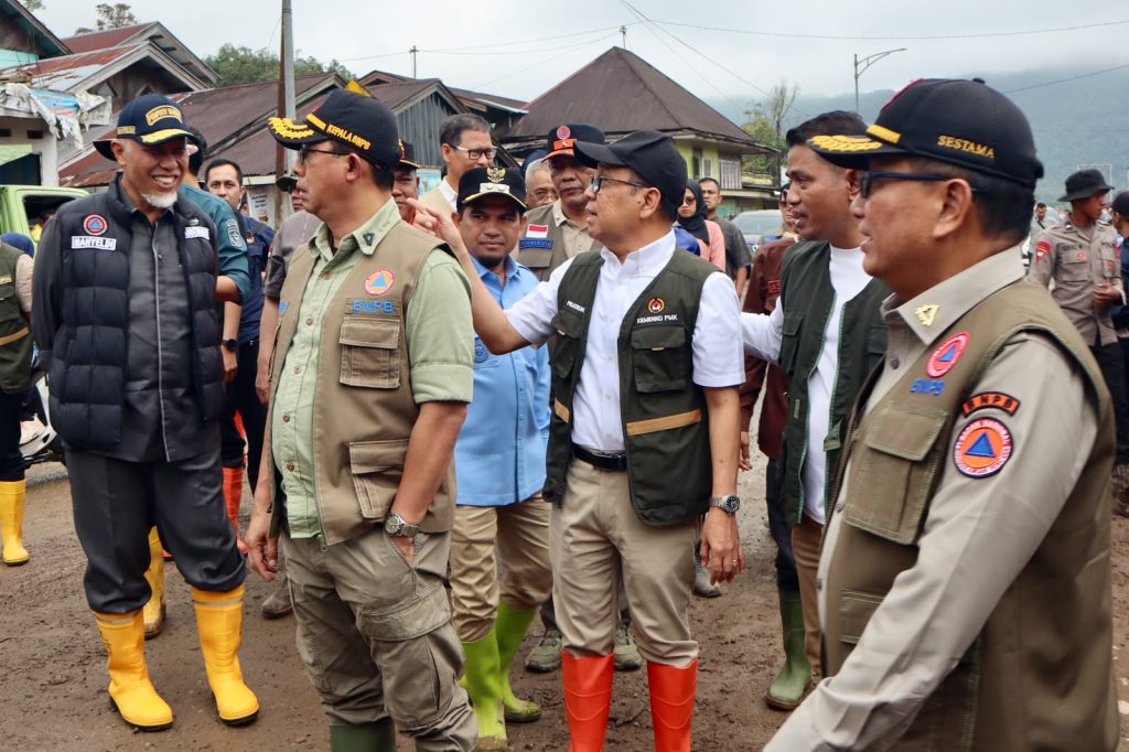 Kepala Badan Nasional Penanggulangan Bencana (BNPB), Letjen TNI Suharyanto (depan), bersama Menteri Koordinator Bidang Pembangunan Manusia dan Kebudayaan (Menko PMK), Prof. Dr. Pratikno (belakang kanan), saat mengunjungi lokasi bencana banjir bandang di Kabupaten Solok, Kamis (24/9/2026). (Foto: BNPB Pusat)