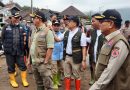Kepala Badan Nasional Penanggulangan Bencana (BNPB), Letjen TNI Suharyanto (depan), bersama Menteri Koordinator Bidang Pembangunan Manusia dan Kebudayaan (Menko PMK), Prof. Dr. Pratikno (belakang kanan), saat mengunjungi lokasi bencana banjir bandang di Kabupaten Solok, Kamis (24/9/2026). (Foto: BNPB Pusat)