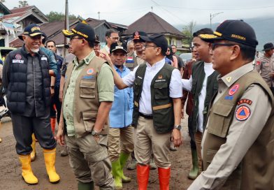 Kepala Badan Nasional Penanggulangan Bencana (BNPB), Letjen TNI Suharyanto (depan), bersama Menteri Koordinator Bidang Pembangunan Manusia dan Kebudayaan (Menko PMK), Prof. Dr. Pratikno (belakang kanan), saat mengunjungi lokasi bencana banjir bandang di Kabupaten Solok, Kamis (24/9/2026). (Foto: BNPB Pusat)