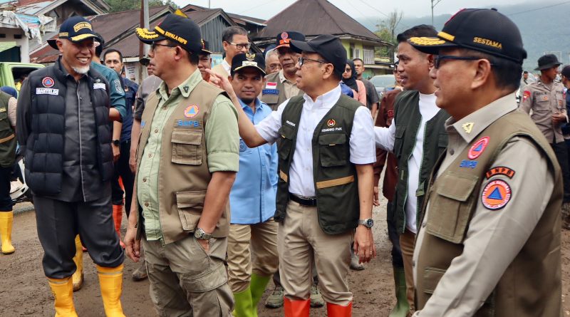 Kepala Badan Nasional Penanggulangan Bencana (BNPB), Letjen TNI Suharyanto (depan), bersama Menteri Koordinator Bidang Pembangunan Manusia dan Kebudayaan (Menko PMK), Prof. Dr. Pratikno (belakang kanan), saat mengunjungi lokasi bencana banjir bandang di Kabupaten Solok, Kamis (24/9/2026). (Foto: BNPB Pusat)