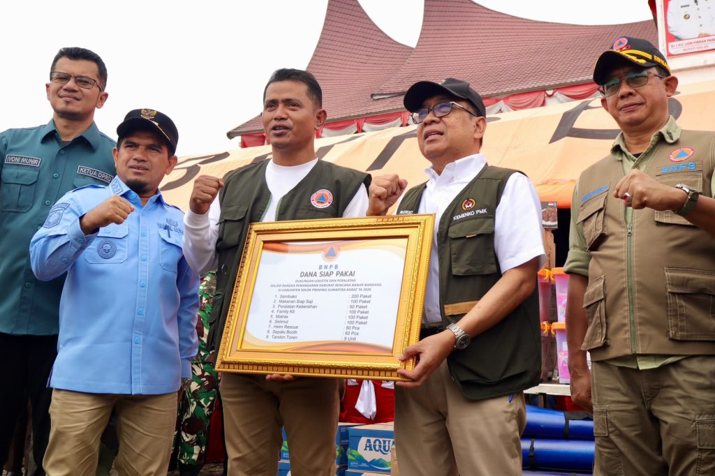 Penyerahan bantuan logistik dari Pemerintah Pusat yang diserahkan langsung oleh Menteri Koordinator Bidang Pembangunan Manusia dan Kebudayaan (Menko PMK), Prof. Dr. Pratikno (ketiga tengah dari kiri), kepada pemerintah Kabupaten Solok, Kamis (24/9/2026). (Foto: BNPB Pusat)