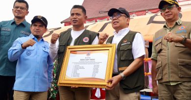 Penyerahan bantuan logistik dari Pemerintah Pusat yang diserahkan langsung oleh Menteri Koordinator Bidang Pembangunan Manusia dan Kebudayaan (Menko PMK), Prof. Dr. Pratikno (ketiga tengah dari kiri), kepada pemerintah Kabupaten Solok, Kamis (24/9/2026). (Foto: BNPB Pusat)