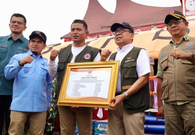 Penyerahan bantuan logistik dari Pemerintah Pusat yang diserahkan langsung oleh Menteri Koordinator Bidang Pembangunan Manusia dan Kebudayaan (Menko PMK), Prof. Dr. Pratikno (ketiga tengah dari kiri), kepada pemerintah Kabupaten Solok, Kamis (24/9/2026). (Foto: BNPB Pusat)