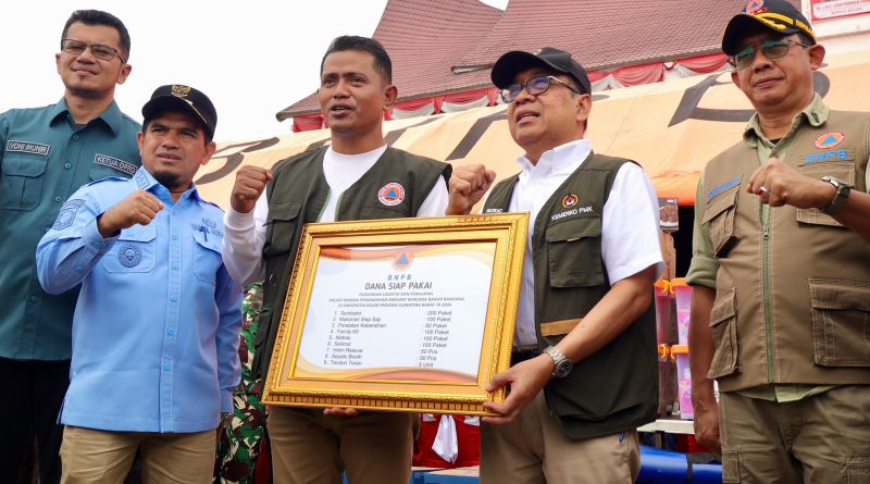 Penyerahan bantuan logistik dari Pemerintah Pusat yang diserahkan langsung oleh Menteri Koordinator Bidang Pembangunan Manusia dan Kebudayaan (Menko PMK), Prof. Dr. Pratikno (ketiga tengah dari kiri), kepada pemerintah Kabupaten Solok, Kamis (24/9/2026). (Foto: BNPB Pusat)