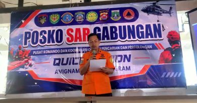Kepala Seksi Operasi Kantor SAR Banten Rizky Dwianto di Posko Utama SAR Gabungan, Pantai Carita, Pandeglang saat memberikan keterangan tentang operasi pencarian hari ke-10 atau H+3 masa perpanjangan terhadap kecelakaan KM Aruna 1 yang hilang kontak di Selat Sunda, Kamis (17/9/2026). (Foto: Hasil Konversi Video ke Foto dari Basarnas Banten/Martha Syaflina)