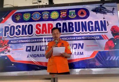 Kepala Seksi Operasi Kantor SAR Banten Rizky Dwianto di Posko Utama SAR Gabungan, Pantai Carita, Pandeglang saat memberikan keterangan tentang operasi pencarian hari ke-10 atau H+3 masa perpanjangan terhadap kecelakaan KM Aruna 1 yang hilang kontak di Selat Sunda, Kamis (17/9/2026). (Foto: Hasil Konversi Video ke Foto dari Basarnas Banten/Martha Syaflina)