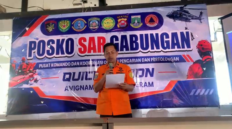 Kepala Seksi Operasi Kantor SAR Banten Rizky Dwianto di Posko Utama SAR Gabungan, Pantai Carita, Pandeglang saat memberikan keterangan tentang operasi pencarian hari ke-10 atau H+3 masa perpanjangan terhadap kecelakaan KM Aruna 1 yang hilang kontak di Selat Sunda, Kamis (17/9/2026). (Foto: Hasil Konversi Video ke Foto dari Basarnas Banten/Martha Syaflina)