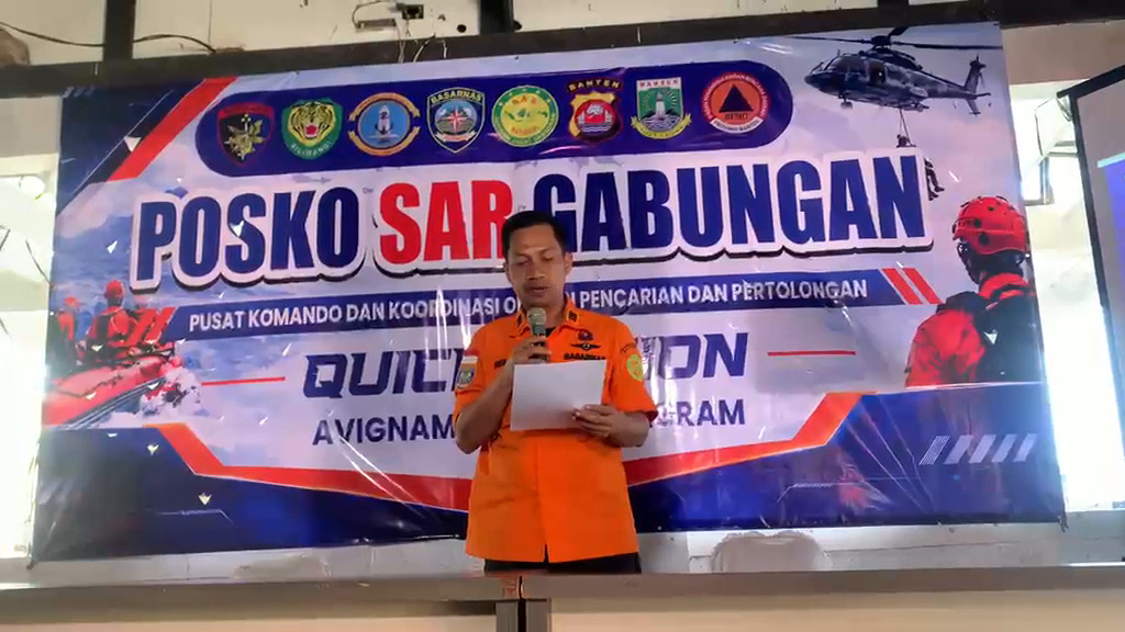 Kepala Seksi Operasi Kantor SAR Banten Rizky Dwianto di Posko Utama SAR Gabungan, Pantai Carita, Pandeglang saat memberikan keterangan tentang operasi pencarian hari ke-10 atau H+3 masa perpanjangan terhadap kecelakaan KM Aruna 1 yang hilang kontak di Selat Sunda, Kamis (17/9/2026). (Foto: Hasil Konversi Video ke Foto dari Basarnas Banten/Martha Syaflina)