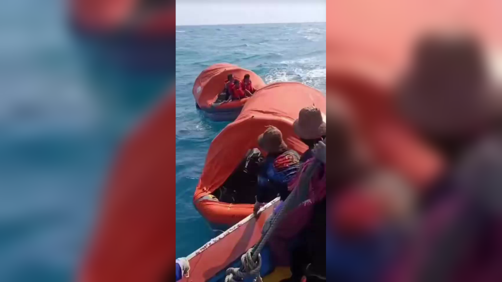 SAR Banjarmasin sedang mengevakuasi korban kecelakaan Kapal penumpang Virgo Transport 8 di perairan Laut Jawa, Minggu (13/9/2026). (Foto: x/joneshop)