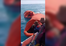 SAR Banjarmasin sedang mengevakuasi korban kecelakaan Kapal penumpang Virgo Transport 8 di perairan Laut Jawa, Minggu (13/9/2026). (Foto: x/joneshop)