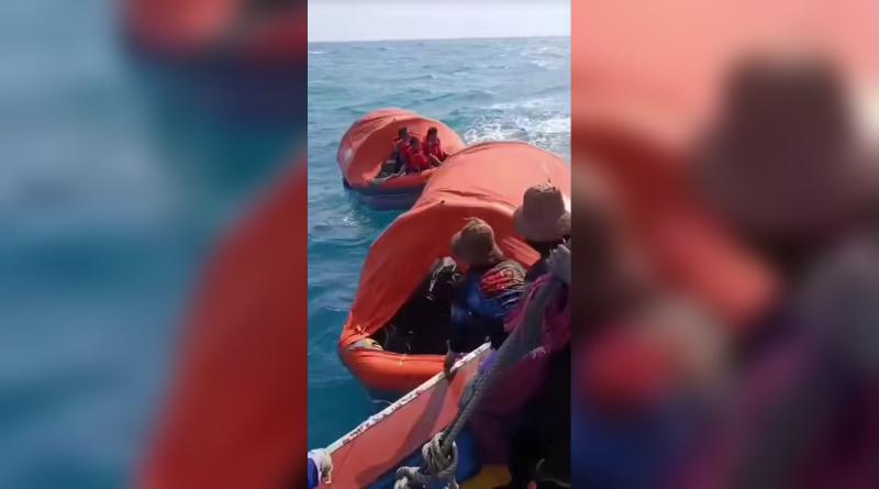 SAR Banjarmasin sedang mengevakuasi korban kecelakaan Kapal penumpang Virgo Transport 8 di perairan Laut Jawa, Minggu (13/9/2026). (Foto: x/joneshop)