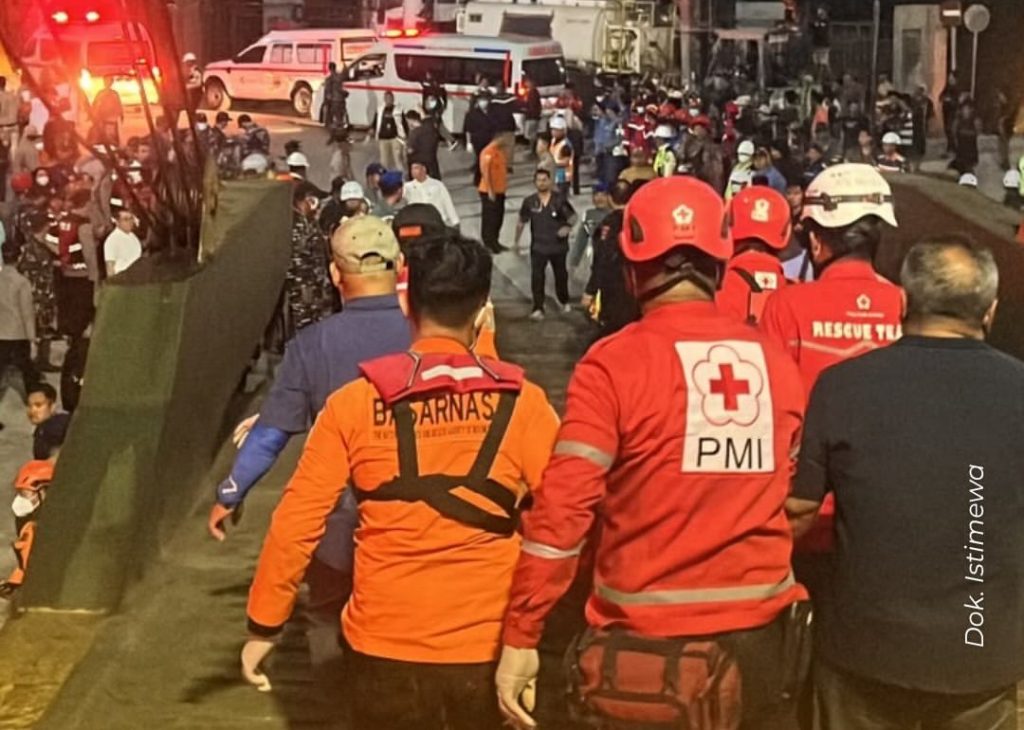 Tim SAR Gabungan menyambut kedatangan kapal penolong MV Haida yang membawa 69 korban selamat musibah kecelakaan KM Virgo Transport 8 di perairan Laut Jawa, Minggu (13/9/2026). (Foto: IST/SAR Banjarmasin)