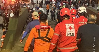 Tim SAR Gabungan menyambut kedatangan kapal penolong MV Haida yang membawa 69 korban selamat musibah kecelakaan KM Virgo Transport 8 di perairan Laut Jawa, Minggu (13/9/2026). (Foto: IST/SAR Banjarmasin)