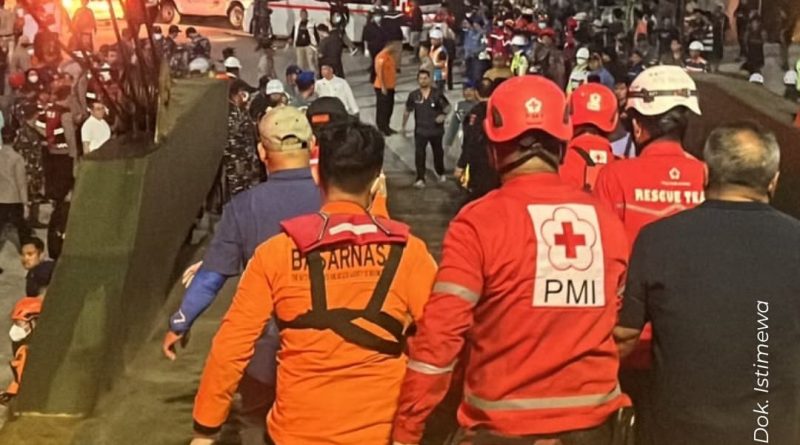 Tim SAR Gabungan menyambut kedatangan kapal penolong MV Haida yang membawa 69 korban selamat musibah kecelakaan KM Virgo Transport 8 di perairan Laut Jawa, Minggu (13/9/2026). (Foto: IST/SAR Banjarmasin)
