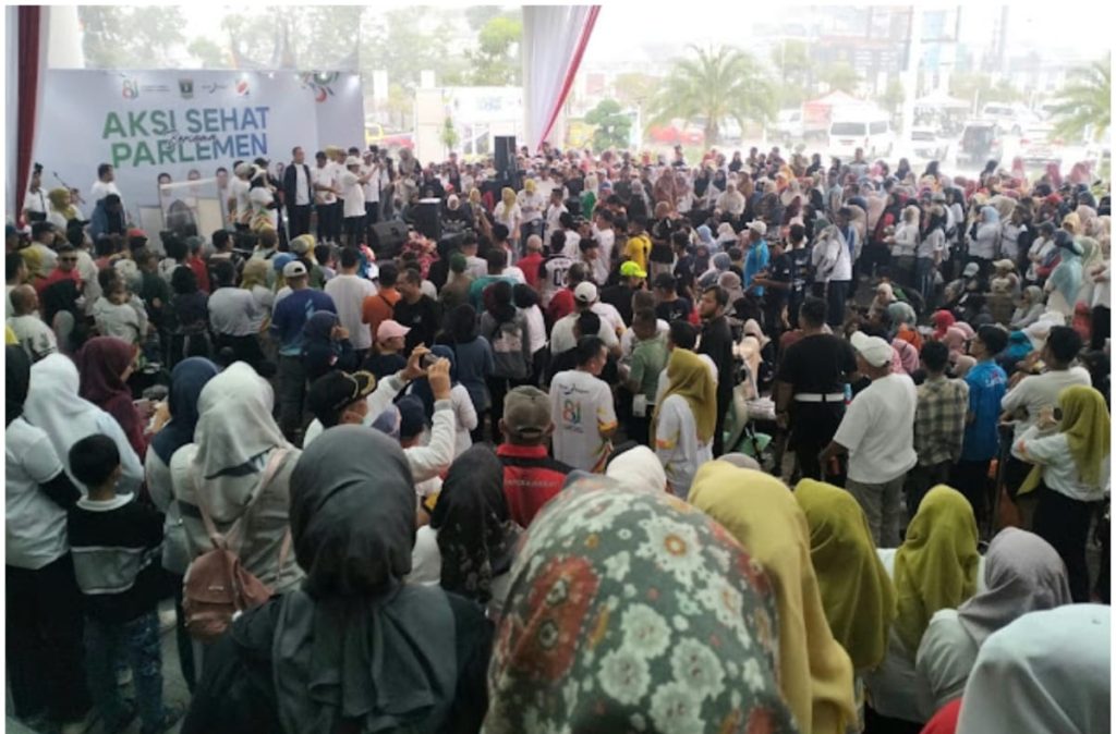 Lautan manusia memadati kawasan Kantor DPRD Provinsi Sumatera Barat untuk mengikuti kegiatan Jalan Sehat Bersama Parlemen, Rabu (30/9/2026) pagi. (Foto: IST/Novrianto)