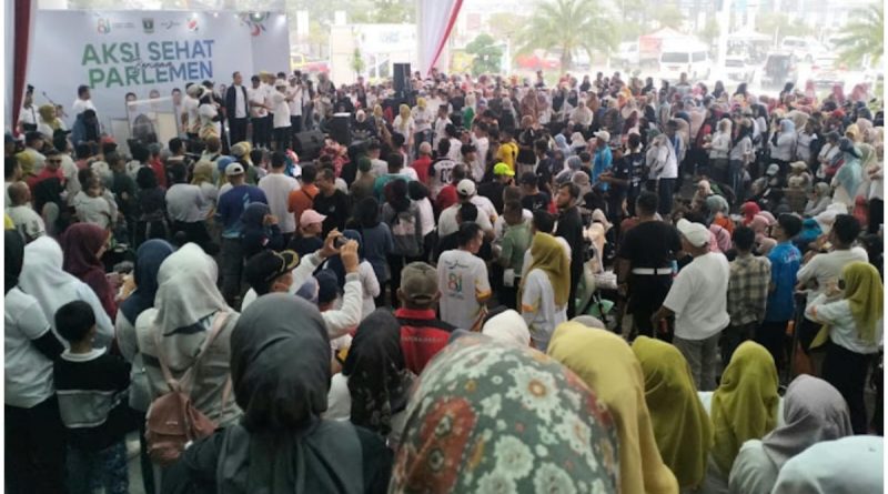 Lautan manusia memadati kawasan Kantor DPRD Provinsi Sumatera Barat untuk mengikuti kegiatan Jalan Sehat Bersama Parlemen, Rabu (30/9/2026) pagi. (Foto: IST/Novrianto)