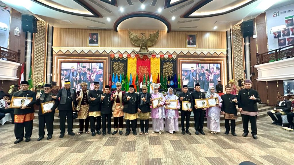 Foto bersama dalam Peringatan Hari Jadi Provinsi Sumatera Barat ke-81 tahun 2026 di Rapat Paripurna DPRD Provinsi Sumatera Barat yang digelar pada Kamis (1/10/2026). (Foto: Istimewa)
