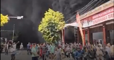 Situasi saat kebakaran di area Gudang Transhome di kawasan Kalasan, Jalan Jogja-Solo, Kabupaten Sleman, DI Yogyakarta, Kamis (1/10/2026) sekitar pukul 13.00 WIB. (Foto: Hasil tangkapan layar video kebakaran/Istimewa)