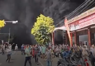 Situasi saat kebakaran di area Gudang Transhome di kawasan Kalasan, Jalan Jogja-Solo, Kabupaten Sleman, DI Yogyakarta, Kamis (1/10/2026) sekitar pukul 13.00 WIB. (Foto: Hasil tangkapan layar video kebakaran/Istimewa)