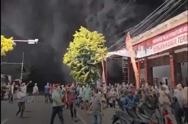 Situasi saat kebakaran di area Gudang Transhome di kawasan Kalasan, Jalan Jogja-Solo, Kabupaten Sleman, DI Yogyakarta, Kamis (1/10/2026) sekitar pukul 13.00 WIB. (Foto: Hasil tangkapan layar video kebakaran/Istimewa)