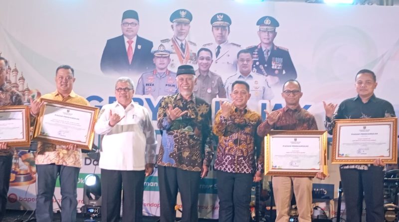 Ketua DPRD Provinsi Sumatera Barat, Muhidi (nomor dua dari kiri), menghadiri kegiatan Gebyar Pajak yang diselenggarakan oleh Badan Pendapatan Daerah (Bapenda) Sumbar, Sabtu (3/10/2026). (Foto: IST/Novrianto)