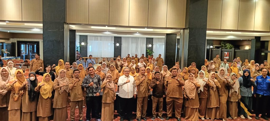 Foto bersama Ketua DPRD Provinsi Sumatera Barat, Muhidi, dengan peserta Bimbingan Teknis (Bimtek) Peningkatan Kompetensi Guru PPPK Provinsi Sumatera Barat, Selasa (6/10/2026). (Foto: IST/Novrianto)