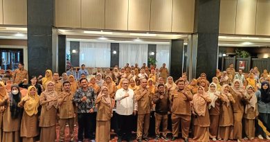 Foto bersama Ketua DPRD Provinsi Sumatera Barat, Muhidi, dengan peserta Bimbingan Teknis (Bimtek) Peningkatan Kompetensi Guru PPPK Provinsi Sumatera Barat, Selasa (6/10/2026). (Foto: IST/Novrianto)