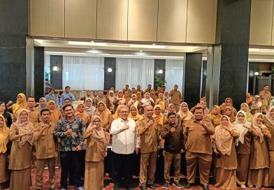 Foto bersama Ketua DPRD Provinsi Sumatera Barat, Muhidi, dengan peserta Bimbingan Teknis (Bimtek) Peningkatan Kompetensi Guru PPPK Provinsi Sumatera Barat, Selasa (6/10/2026). (Foto: IST/Novrianto)