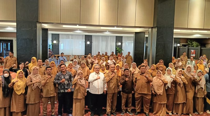 Foto bersama Ketua DPRD Provinsi Sumatera Barat, Muhidi, dengan peserta Bimbingan Teknis (Bimtek) Peningkatan Kompetensi Guru PPPK Provinsi Sumatera Barat, Selasa (6/10/2026). (Foto: IST/Novrianto)