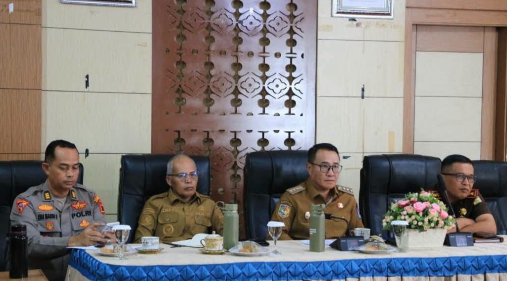 Wali Kota Sungai Penuh, Alfin, S.H., bersama Wakil Wali Kota Azhar Hamzah dan jajaran Forkopimda mengikuti Rapat Koordinasi (Rakor) Penanggulangan Puncak Kebakaran Hutan dan Lahan (Karhutla) secara virtual, Senin (7/9/2026). (Foto: Diskominfosta Sungai Penuh)