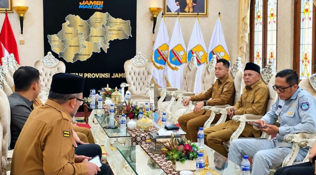 Wakil Wali Kota Sungai Penuh, Azhar Hamzah, menghadiri agenda Sosialisasi dan Sinergitas Program Pemberian Keringanan Pokok dan Sanksi Administrasi Pajak Kendaraan Bermotor (PKB) Tahun 2026 di Auditorium Rumah Dinas Gubernur Jambi, Senin (14/9/2026). (Foto: Diskominfosta Sungai Penuh)