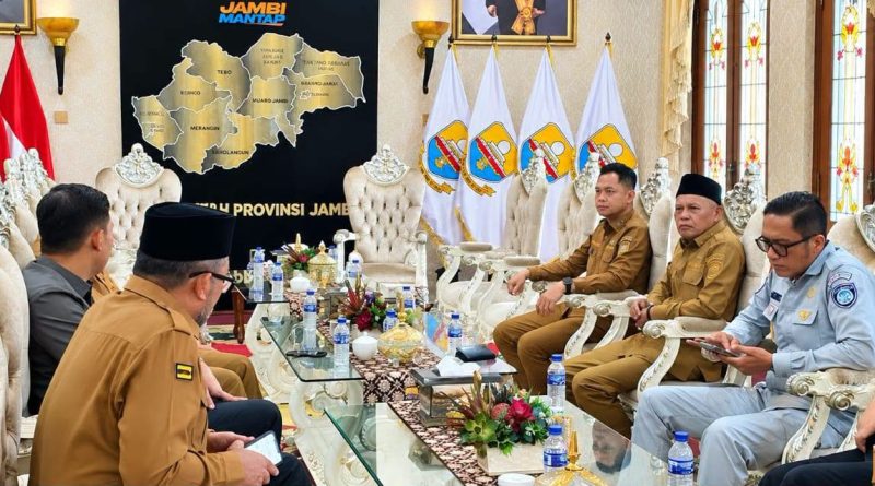Wakil Wali Kota Sungai Penuh, Azhar Hamzah, menghadiri agenda Sosialisasi dan Sinergitas Program Pemberian Keringanan Pokok dan Sanksi Administrasi Pajak Kendaraan Bermotor (PKB) Tahun 2026 di Auditorium Rumah Dinas Gubernur Jambi, Senin (14/9/2026). (Foto: Diskominfosta Sungai Penuh)