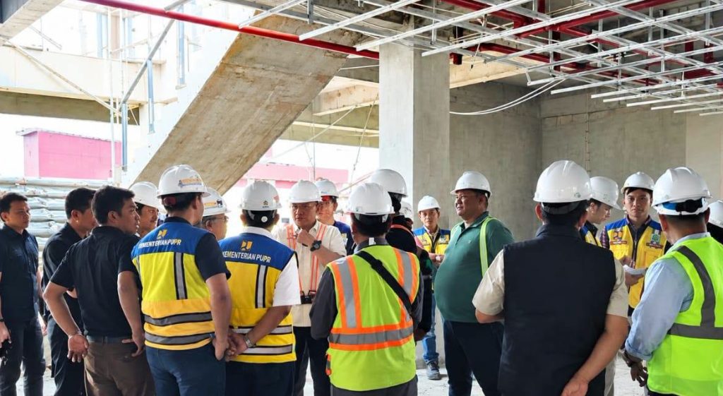 Wali Kota Sungai Penuh, Alfin, S.H., meninjau secara langsung progres pembangunan Pasar Sungai Penuh, Sabtu (26/9/2026). (Foto: Diskominfosta Sungai Penuh)