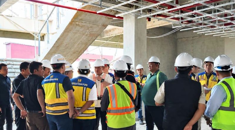 Wali Kota Sungai Penuh, Alfin, S.H., meninjau secara langsung progres pembangunan Pasar Sungai Penuh, Sabtu (26/9/2026). (Foto: Diskominfosta Sungai Penuh)