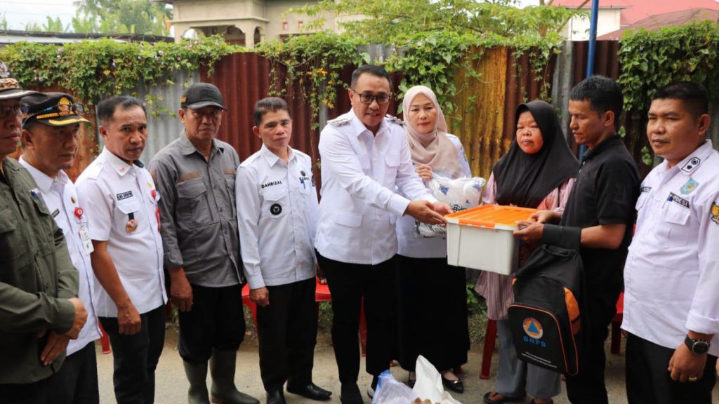 Wali Kota Sungai Penuh, Alfin, bersama Ketua TP PKK Kota Sungai Penuh, Sri Kartini, menyerahkan bantuan darurat kepada keluarga korban kebakaran di Desa Kampung Dalam, Kecamatan Hamparan Rawang, Rabu (30/9/2026). (Foto: Diskominfosta Sungai Penuh)