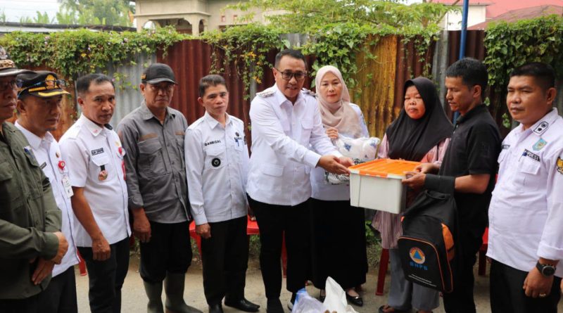 Wali Kota Sungai Penuh, Alfin, bersama Ketua TP PKK Kota Sungai Penuh, Sri Kartini, menyerahkan bantuan darurat kepada keluarga korban kebakaran di Desa Kampung Dalam, Kecamatan Hamparan Rawang, Rabu (30/9/2026). (Foto: Diskominfosta Sungai Penuh)