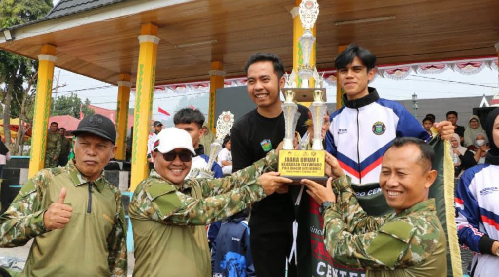 ali Kota Sungai Penuh, Alfin, bersama jajaran Forkopimda, personel TNI dan Polri, serta ratusan warga masyarakat hadiri Hari Ulang Tahun (HUT) ke-81 Tentara Nasional Indonesia (TNI) Tahun 2026 di Lapangan Merdeka Kota Sungai Penuh pada Minggu (4/10/2026). (Foto: Diskominfosta Sungai Penuh)