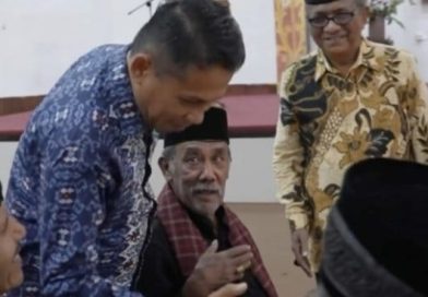 Wakil Ketua DPRD Provinsi Sumatera Barat, Evi Yandri Rajo Budiman, S.IP., membuka Bimbingan Teknis (Bimtek) Peningkatan Kapasitas dan Peran Ninik Mamak serta Bundo Kanduang dalam Pendampingan Keluarga dan Calon Pengantin di Kota Padang, Jum'at (9/10/2026). (Foto: IST/Novrianto)