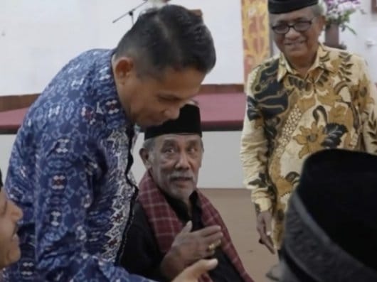 Wakil Ketua DPRD Provinsi Sumatera Barat, Evi Yandri Rajo Budiman, S.IP., membuka Bimbingan Teknis (Bimtek) Peningkatan Kapasitas dan Peran Ninik Mamak serta Bundo Kanduang dalam Pendampingan Keluarga dan Calon Pengantin di Kota Padang, Jum'at (9/10/2026). (Foto: IST/Novrianto)