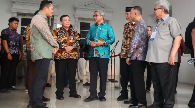 Ketua DPRD Provinsi Sumatera Barat, Muhidi (pertama kanan), dalam Rapat Koordinasi Penguatan Tata Kelola Pemerintahan Daerah dan Pencegahan Korupsi di Auditorium Istana Gubernur Sumatera Barat, Kamis (8/10/2026). (Foto: IST/Novrianto)