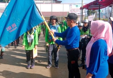 Wakil Ketua DPRD Sumbar, Evi Yandri Rajo Budiman, melepas Lomba Lintas Alam Telusur Jejak Perjuangan Harimau Kuranji (LLA-TJPHK) V Tahun 2026. (Foto: IST/Novrianto)