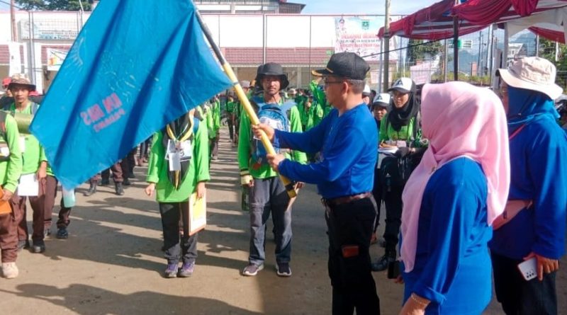 Wakil Ketua DPRD Sumbar, Evi Yandri Rajo Budiman, melepas Lomba Lintas Alam Telusur Jejak Perjuangan Harimau Kuranji (LLA-TJPHK) V Tahun 2026. (Foto: IST/Novrianto)