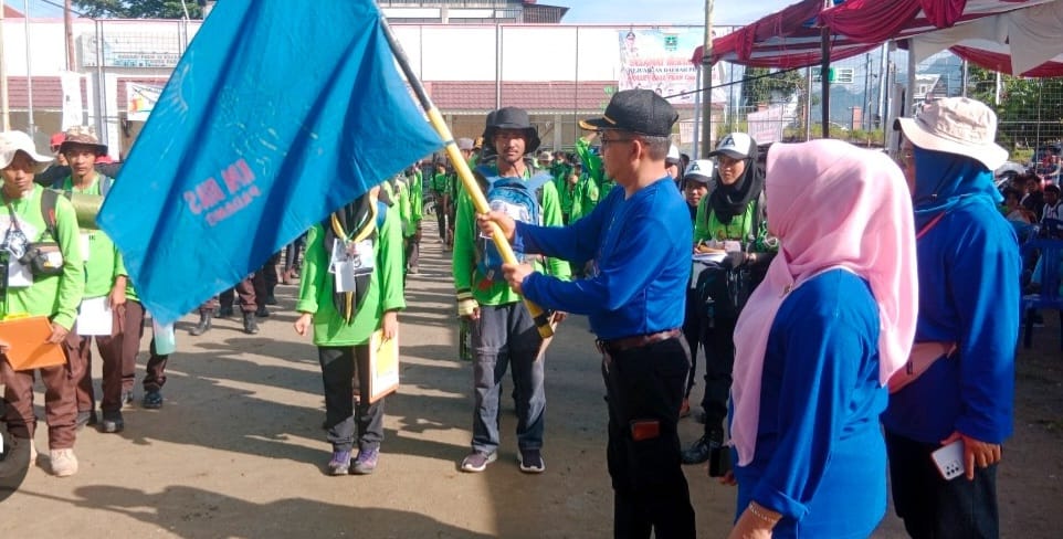 Wakil Ketua DPRD Sumbar, Evi Yandri Rajo Budiman, melepas Lomba Lintas Alam Telusur Jejak Perjuangan Harimau Kuranji (LLA-TJPHK) V Tahun 2026. (Foto: IST/Novrianto)