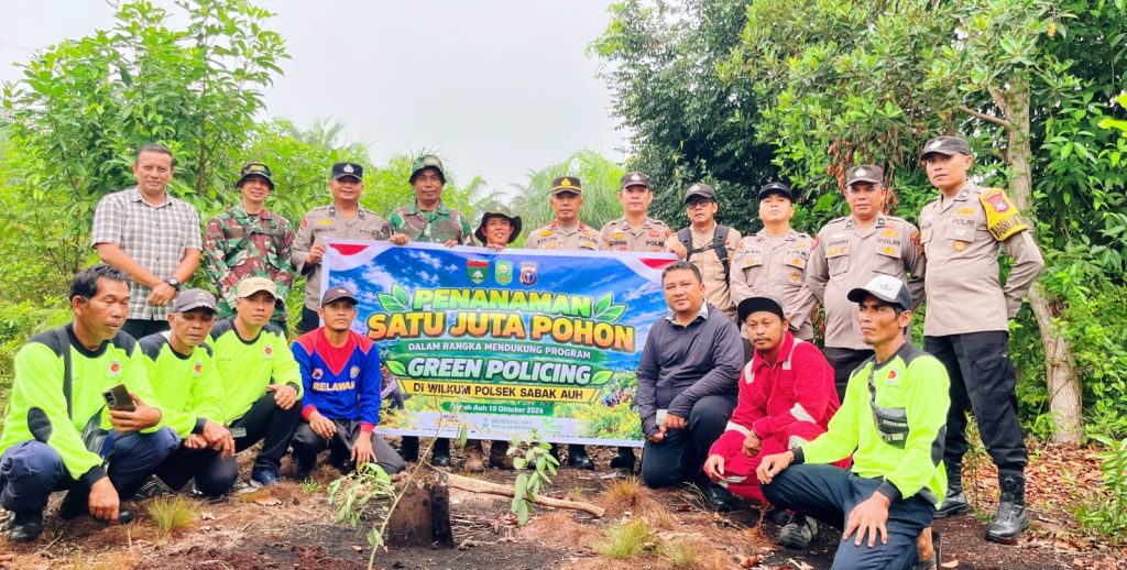 Foto bersama pada kegiatan penanaman pohon di RT 08 RW 04 Kampung Bandar Sungai, Kecamatan Sabak Auh, Kabupaten Siak, Sabtu (10/10/2026) pagi. (Foto: Humas Polsek Sabak Auh)