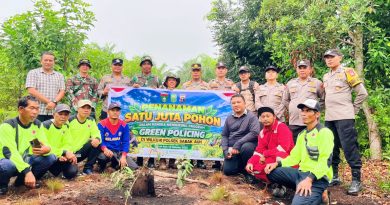 Foto bersama pada kegiatan penanaman pohon di RT 08 RW 04 Kampung Bandar Sungai, Kecamatan Sabak Auh, Kabupaten Siak, Sabtu (10/10/2026) pagi. (Foto: Humas Polsek Sabak Auh)
