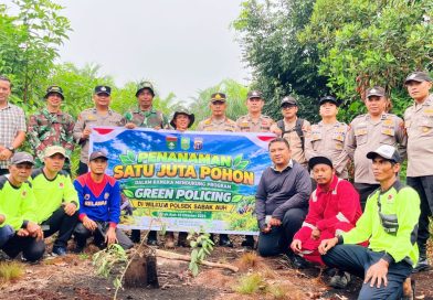 Foto bersama pada kegiatan penanaman pohon di RT 08 RW 04 Kampung Bandar Sungai, Kecamatan Sabak Auh, Kabupaten Siak, Sabtu (10/10/2026) pagi. (Foto: Humas Polsek Sabak Auh)