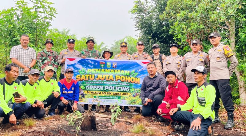 Foto bersama pada kegiatan penanaman pohon di RT 08 RW 04 Kampung Bandar Sungai, Kecamatan Sabak Auh, Kabupaten Siak, Sabtu (10/10/2026) pagi. (Foto: Humas Polsek Sabak Auh)