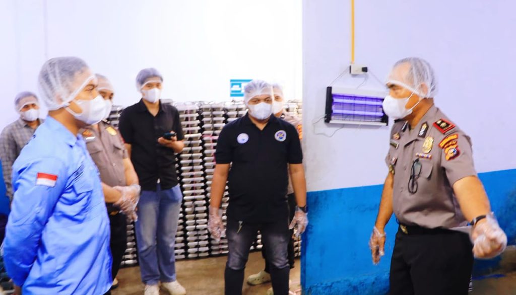 Wakapolres Rokan Hilir Kompol Lassarus Sinaga (kanan) saat meninjau tumpukan ompreng di Dapur SPPG Polres Rohil, Senin (12/10/2026). (Foto: Humas Polres Rohil)